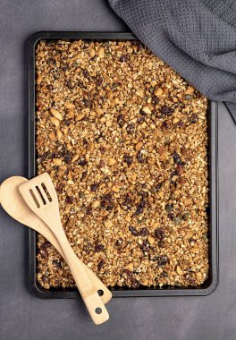 Granola 'nın boş fotoğrafçılığı; badem; yulaf; lapa; chia; tohum; susam; balkabağı; ayçiçeği; bal; agave; şurup; kurutulmuş yaban mersini; tarifi;
