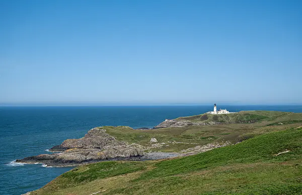 Deniz feneri, dalga; manzara; kayalık sahil; deniz manzarası; güneşli; gökyüzü; tepe; kaya; kaya; taş; seyahat; İskoçya; Birleşik Krallık; Portpatrick