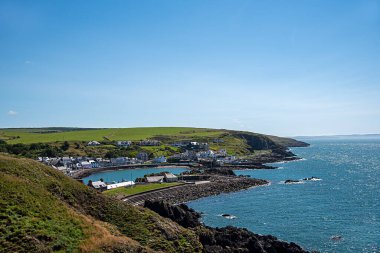 Eski köyün peyzaj fotoğrafları; sahil; deniz; İskoçya; İngiltere; Portpatrick; körfez; deniz; bina; duvar; manzara; sükunet; manzara; panorama