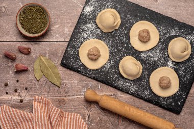 Ev yapımı hamur köfteleri, çiğ hamurlar ve doğranmış tavuk, soğan, sarımsak, biber, defne yaprağı, ravioli, tortellini malzemelerinin yemek fotoğrafları.