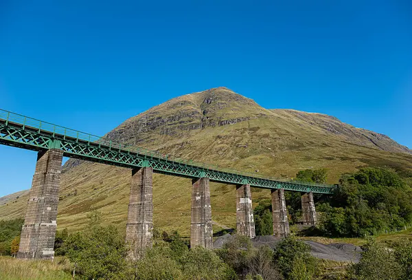 Vadideki tren viyadük görüntüsü Glen Auch, demiryolu köprüsü, Beinn Mhanach dağı, İskoçya, İngiltere, patika, kayalık, mavi gökyüzü, seyahat, yürüyüş, tepe yürüyüşü