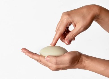 Kadının elindeki nemlendirici vücut taşının boş fotoğrafı, vücut losyonu barı, temel yağ, kozmetik cilt bakımı, doğal ürün, naturopati.