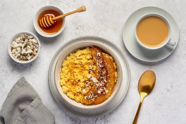 Karamelli muzlu darı lapası, ceviz, hindistan cevizi taneleri, chia, keten tohumu, bal, badem sütlü çay.