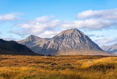 Buachaille Dağı 'nın manzara fotoğrafçılığı Etive Mor, Glencoe, İskoçya, İngiltere, yürüyüş, vadi; patika; bakış açısı; manzara; kayalık tepe, bulutlu mavi gökyüzü, seyahat