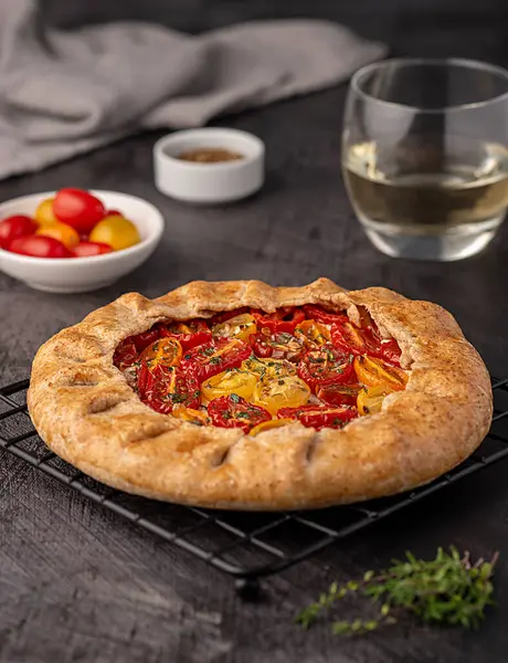 Domates ve ricotta ile galette yiyecek fotoğrafçılığı; beyaz şarap, baharat, tam buğday unu; lezzetli hamur işi, kısa hamur işi