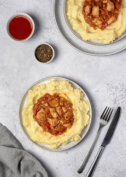 Patates püresi ve sebzeli haşlanmış tavuk, havuç, soğan, dolmalık biber, domates sosu, baharat, sofra.