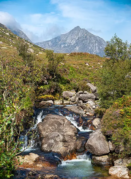 Goatfell Dağı ve Glen Rosa Vadisi 'nin manzara fotoğrafları, kayalık nehir ve şelale, bulutlu mavi gökyüzü; seyahat; yürüyüş ve yamaç yürüyüşü, İskoçya; İngiltere; Arran Adası;