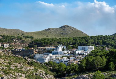 Dağların ve tatil beldesi Cala San Vicente 'nin manzara fotoğrafları, tatil beldesi, taşlar, turizm, İspanya, Mallorca