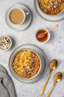 Karamelli muzlu darı lapası, ceviz, hindistan cevizi taneleri, chia, keten tohumu, bal, badem sütlü çay.