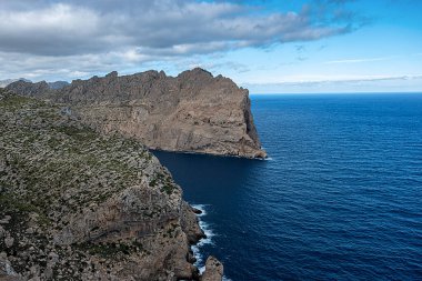 Kayalıkların ve kayalık kıyıların, pelerinin, taşların, ağaçların, Akdeniz kıyılarının, turizmin, tatilin, turizm beldelerinin, İspanya, Mallorca, Cap de Formentor 'un manzara fotoğrafları