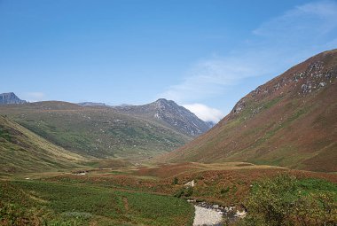 Glen Rosa vadisindeki dağların manzara fotoğrafçılığı; manzara; kayalık; bulutlu mavi gökyüzü; seyahat; yürüyüş ve yamaç yürüyüşü, İskoçya; İngiltere; Arran Adası;