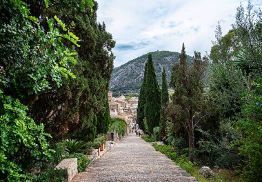 The Calvari Steps merdiveni, Pollensa, Mallorca, tatil köyü, şehir, binalar, sokak, palmiye, çam; selvi;