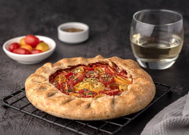 Domates ve ricotta ile galette yiyecek fotoğrafçılığı; beyaz şarap, baharat, tam buğday unu; lezzetli hamur işi, kısa hamur işi