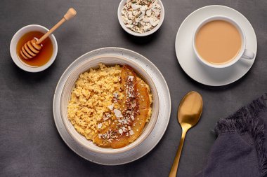 Karamelli muzlu darı lapası, ceviz, hindistan cevizi taneleri, chia, keten tohumu, bal, badem sütlü çay.