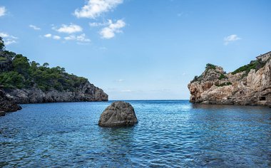 Kayalık sahilin peyzaj fotoğrafçılığı; deniz ve göl, bakış açısı, pelerin, deniz manzarası; turistik yer; kayalar; taşlar; seyahat; Cala de Deia, Mallorca, İspanya