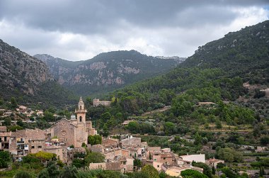 Vadi, Valldemossa, Mallorca, İspanya, eski kilise ve binaların manzara fotoğrafçılığı, turizm beldesi