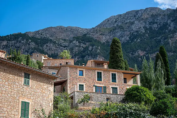 Vadi, Deia, Mallorca, İspanya 'daki eski köyün manzara fotoğrafları, geleneksel binalar, turizm merkezi