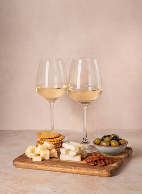 Keçi peynirli beyaz şarap, parmesan peyniri, zeytin, ceviz, kraker, Fransız yemeği, şaraphane, çeşni, bir çift için atıştırmalık.