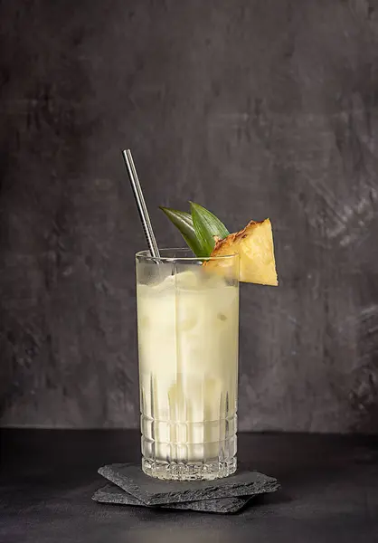 Pina colada, ananas suyu, tropikal kokteyl, mocktail, rom, hindistan cevizi sütü, içecek ve içki için.