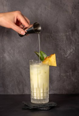 Pina colada, ananas suyu, tropikal kokteyl, mocktail, rom, hindistan cevizi sütü, içecek, jigger ile el.