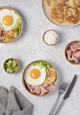 Patates krepli yumurta, kızarmış jambon ve taze soğan; yoğurt, kahvaltı, brunch.