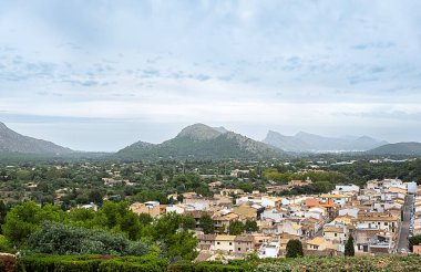 Dağların manzara fotoğrafçılığı ve tatil beldesi Pollenca, tatil beldesi, evler, turizm, tatil, İspanya, Mallorca