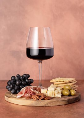 Kırmızı şarap, peynirli parmesan peyniri, prosciutto, zeytin, pekan, üzüm, kraker, şarap bardağı, çeşni, parti yemeği, atıştırmalık