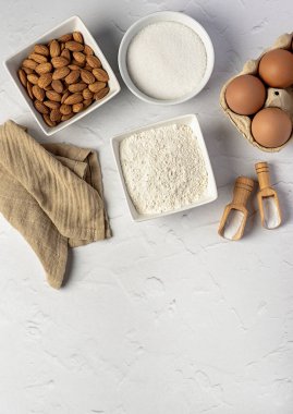 Biscotti malzemelerinin boş fotoğrafları; tam bademli İtalyan bisküvileri, buğday unu; şeker; tuz; kabartma tozu, yumurta, çiğ, hamur, fırın