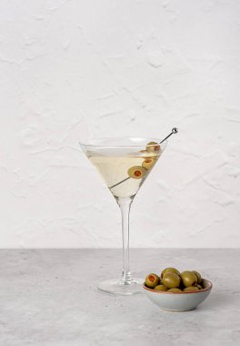 Zeytinli sek martini, cin ve vermutlu alkol kokteyli, içecek, kutlama, parti, etkinlik, bar.