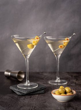 Zeytinli sek martini, cin ve vermutlu alkol kokteyli, içecek, kutlama, parti, etkinlik, bar.