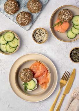 Keto çörekleri, düşük karbonhidratlı ekmek, psyllium kabuğu, ayçiçeği, balkabağı ve susam tohumları, badem unu, ketojenik diyet, füme somon, yumuşak peynir, salatalık,