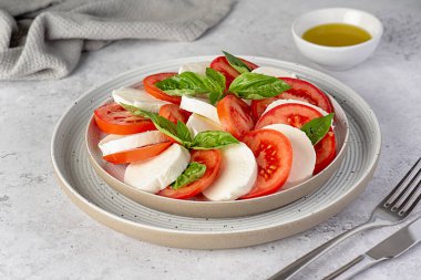 Mozarella peyniri, domates, fesleğen, zeytinyağı, İtalyan mutfağı ve sağlıklı doğal yemek ile salata caprese 'nin yemek fotoğrafları.