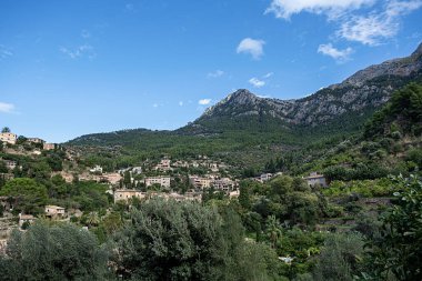 Vadi, Deia, Mallorca, İspanya 'daki eski köyün manzara fotoğrafları, geleneksel binalar, turizm merkezi