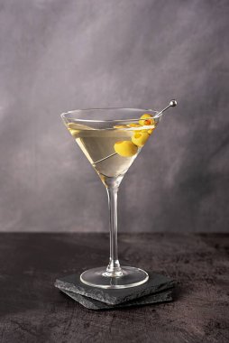 Zeytinli martini kokteyli için; vermutlu cin; içecek; içki; kutlama;