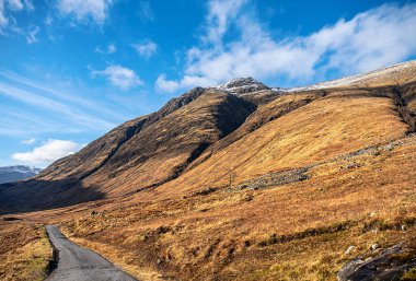 Glen Etive Yolu, Glencoe, İskoçya, İngiltere 'nin manzara fotoğrafları, dağlar, kış koşulları, dağın zirvesinde kar, yürüyüş, vadi, kayalık tepe, aylı mavi gökyüzü, seyahat