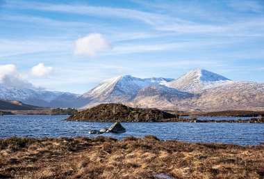 Bataklık bozkırlarının manzarası Rannoch Moor, dağ sıraları Black Mount, Loch of the Armpit, Argyll and Bute, İskoçya, İngiltere, kayalık tepe, dağ zirvesinde kar, kış havası