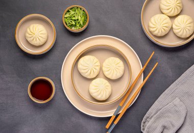 Buharda pişmiş ördek çörekleri, taze soğan, soya sosu, Çin mantısı, Asya mutfağı, et dolması, lezzetli hamur işleri.