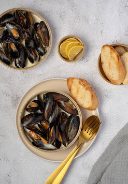 Sarımsak ve tereyağı soslu midye, limon, kızarmış ekmek, kaymak soslu deniz ürünleri aperatifi, başlangıç