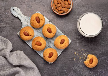 Eritritol, ketojenik tatlı, düşük karbonhidratlı bisküvi, şekersiz, glütensiz, süt, sağlıklı hamur işi.