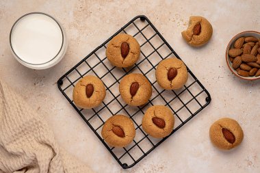 Eritritol, ketojenik tatlı, düşük karbonhidratlı bisküvi, şekersiz, glütensiz, süt, sağlıklı hamur işi.