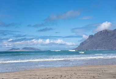 Atlantik Okyanusu ve Famara Sahili, Lanzarote, İspanya, dalgalar, manzara sahili, sörf yeri, deniz manzarası, turistik yer; bulutlu mavi gökyüzü, seyahat