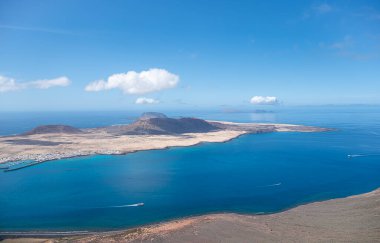 Graciosa Adası, Lanzarote, İspanya, deniz manzarası, kayalık kıyı, köy, çöl, volkan, turizm, turizm, feribot durağı.