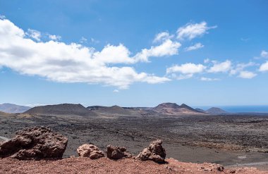Köyün manzara fotoğrafları Famara, Lanzarote, İspanya, dağlar, çöl, sörf yeri, turizm beldesi, seyahat yeri