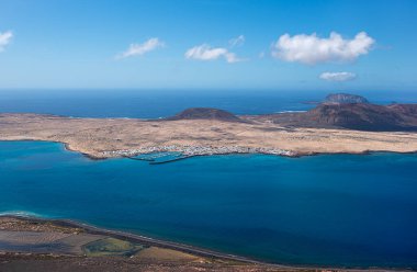 Ada la Graciosa, Lanzarote, İspanya, deniz manzarası, kayalık sahil, köy, çöl, volkan, turizm, turizm