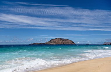 Playa de las Conchas 'ın manzara fotoğrafları, Atlantik Okyanusu ve plajı, La Graciosa, Lanzarote, İspanya, dalgalar, manzara sahili, deniz manzarası, turistik alan; bulutlu mavi gökyüzü, seyahat