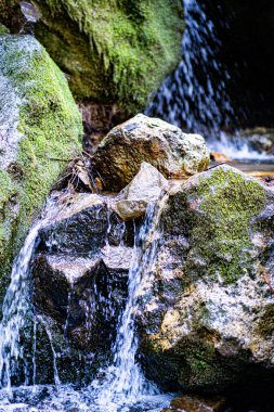 Napa Vadisi Şelalesi. Yosun taşlı veeder