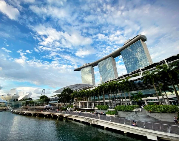 Marina Bay Sands Pięknym Błękitnym Niebem — Zdjęcie stockowe
