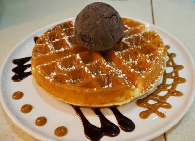 Bir kepçe çikolatalı dondurmalı waffle.  
