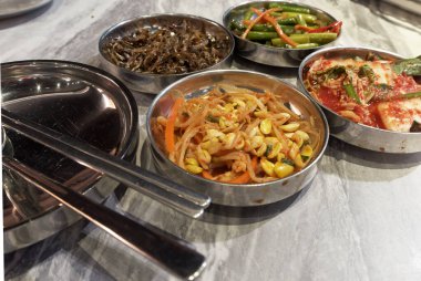 Kore mezeleri (Kko Kko Nara 'da akşam yemeği)