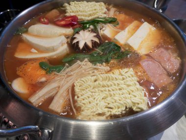 Kko Kko Nara 'da akşam yemeği için Kore Güveci   